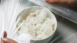 為什么有些保鮮膜包產(chǎn)品后感覺有霧氣？
